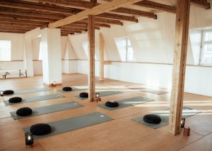 Yogastudio Gartenhaus Blick in einen Teil des Kursraums